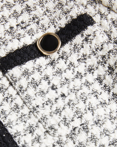 LYRRA-Jackets-Check into the week in style. Featuring a classic dogtooth pattern and contrast trims, LYRRA adds a touch of understated elegance to any outfit. Front pockets and decorative buttons complete the look, with an open front design for easy layering. Boucle jacket Dogtooth pattern Contrast trims Front pockets Decorative buttons Open front- Ted Baker Romania